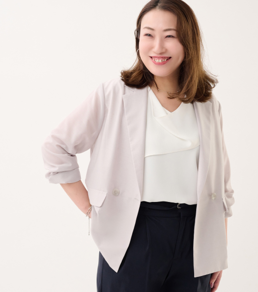 薄手の羽織りを使ったスタイリング