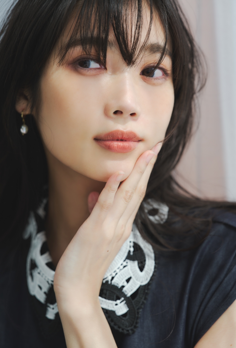 デニム調のセットアップにはブラウンリップで女っぽさをプラス