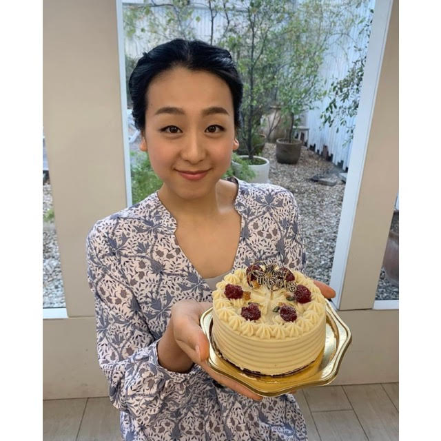 浅田真央さん着用 幾何柄プリントワンピース コーディネート Stola ストラ 公式通販サイト